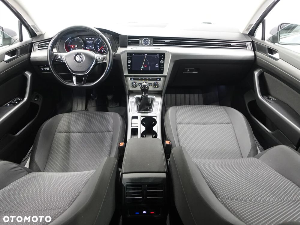 Volkswagen Passat - 25