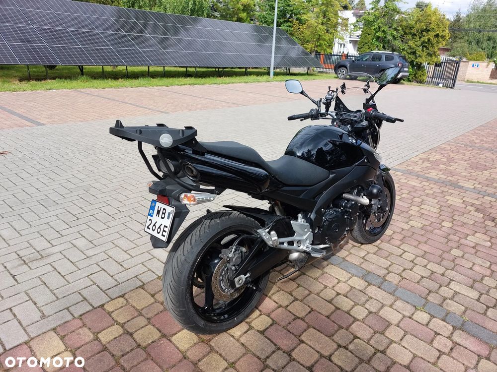 Suzuki GSR - 16