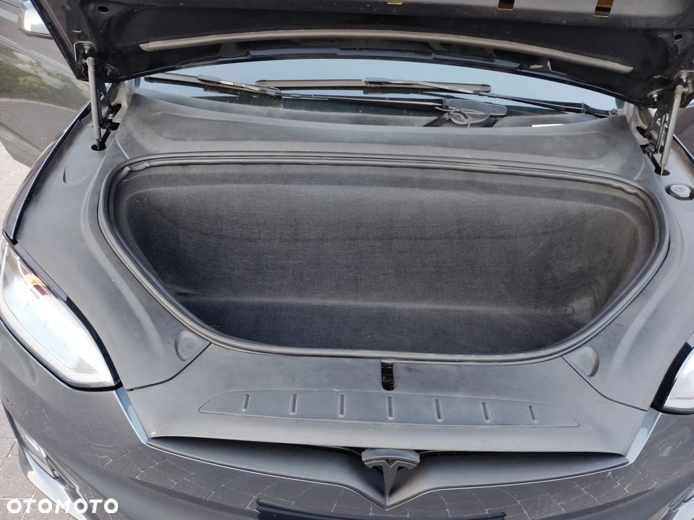 Tesla Model X - 14