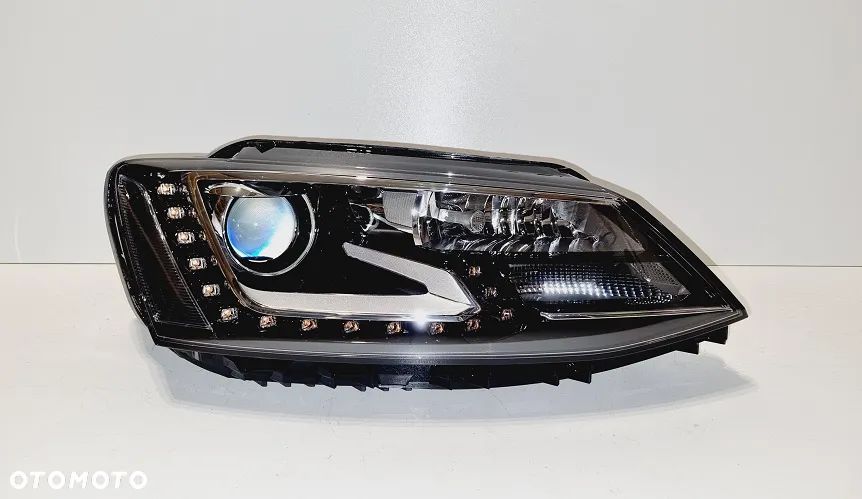 REFLEKTOR PRAWY XENON VW JETTA II LIFT 5C7 EUROPA - 1