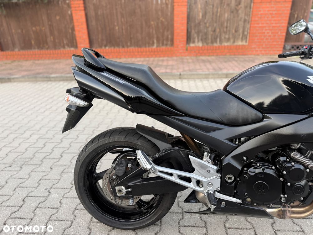 Suzuki GSR - 9