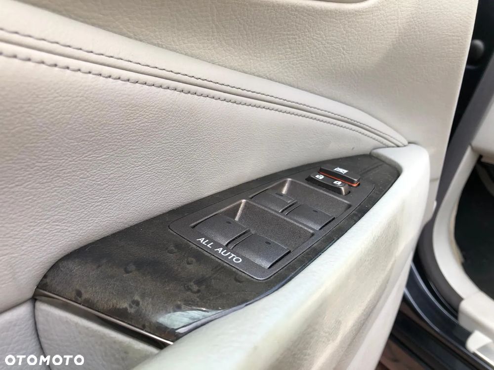 Lexus LS 460 AWD - 8