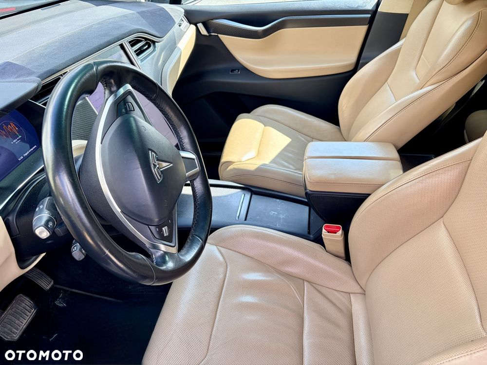 Tesla Model X - 7