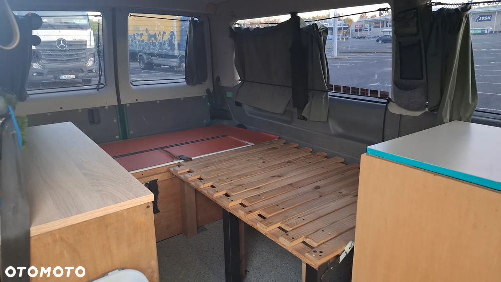 Volkswagen Caravelle - 16