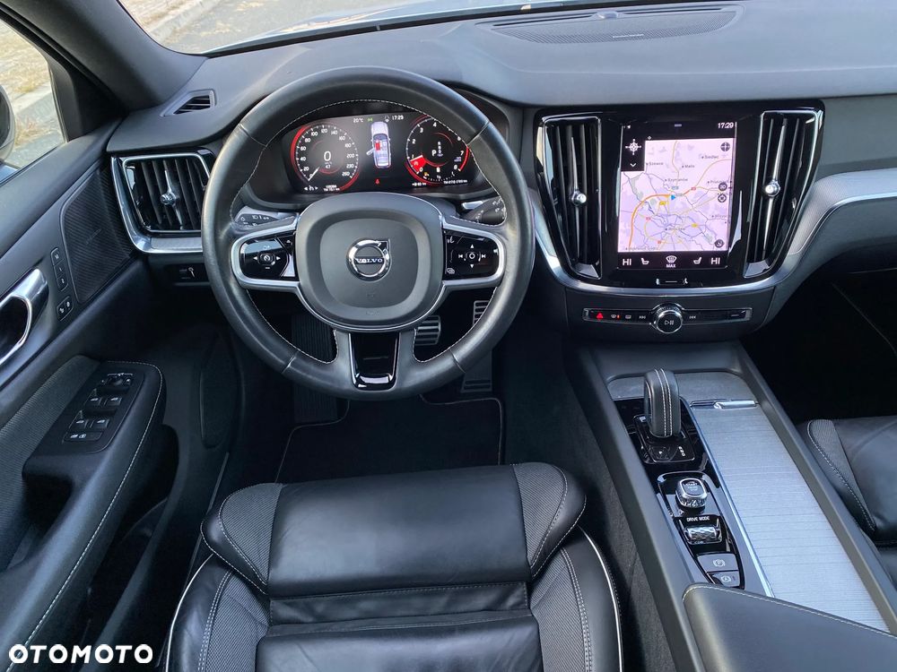 Volvo V60 B3 B R-Design - 12