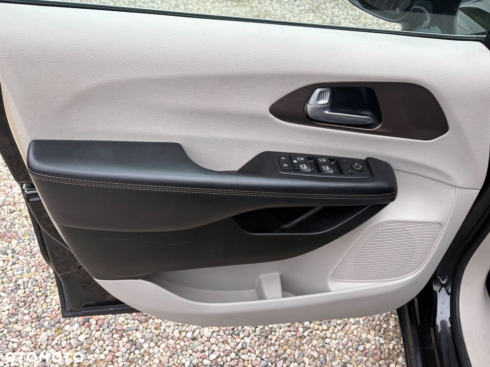 Chrysler Pacifica - 12
