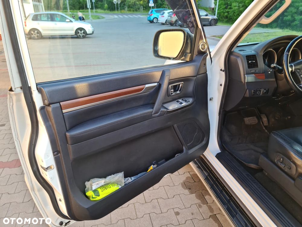 Mitsubishi Pajero - 10