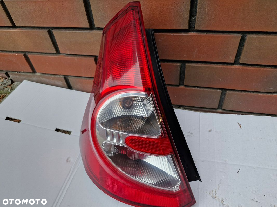 DACIA SANDERO I LAMPA TYŁ LEWA TYLNA 8200734825 - 3