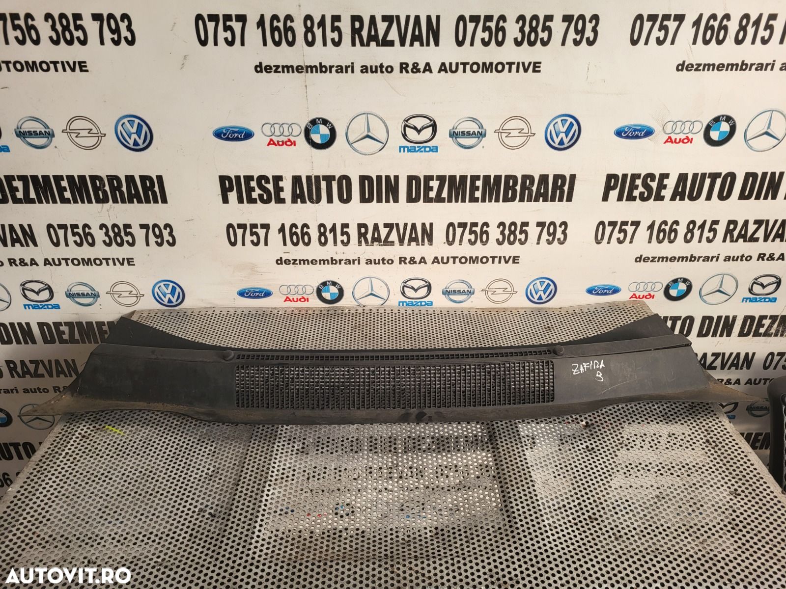 Grila Stergatoare Opel Zafira B Dezmembrez Opel Zafira B 1.7 Cdti Euro 5 Motor A17DTR Cutie M32 - 1