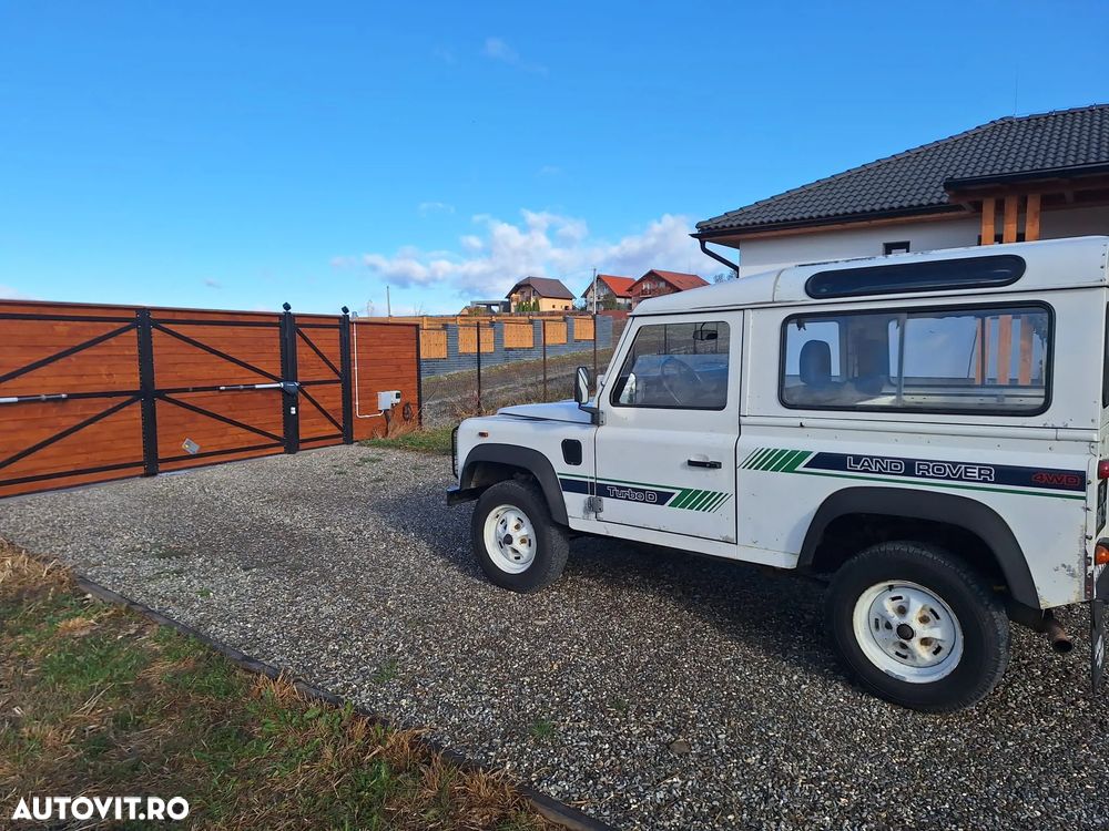 Land Rover Defender - 1