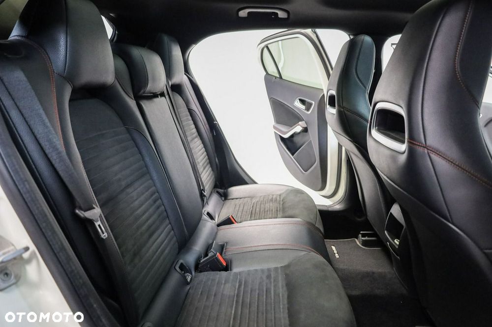 Mercedes-Benz GLA 200 7G-DCT AMG Line - 23