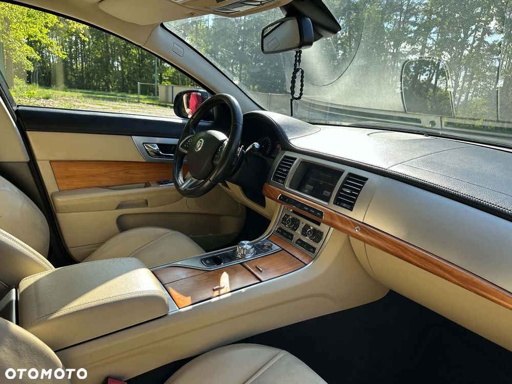 Jaguar XF 2.2 D Premium Luxury - 6