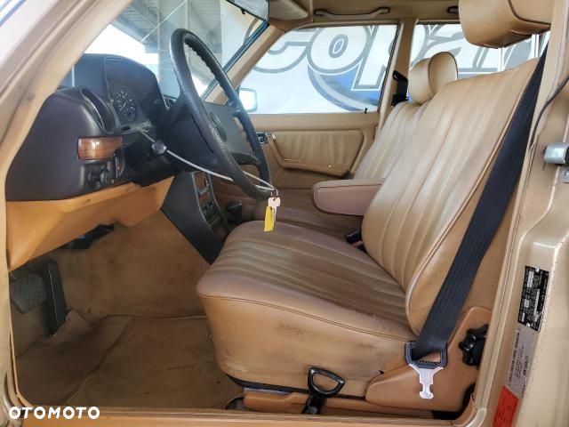 Mercedes-Benz W123 1985 photo 5