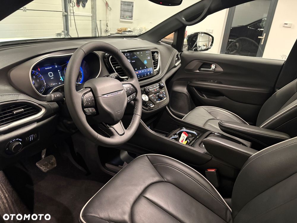 Chrysler Pacifica - 16
