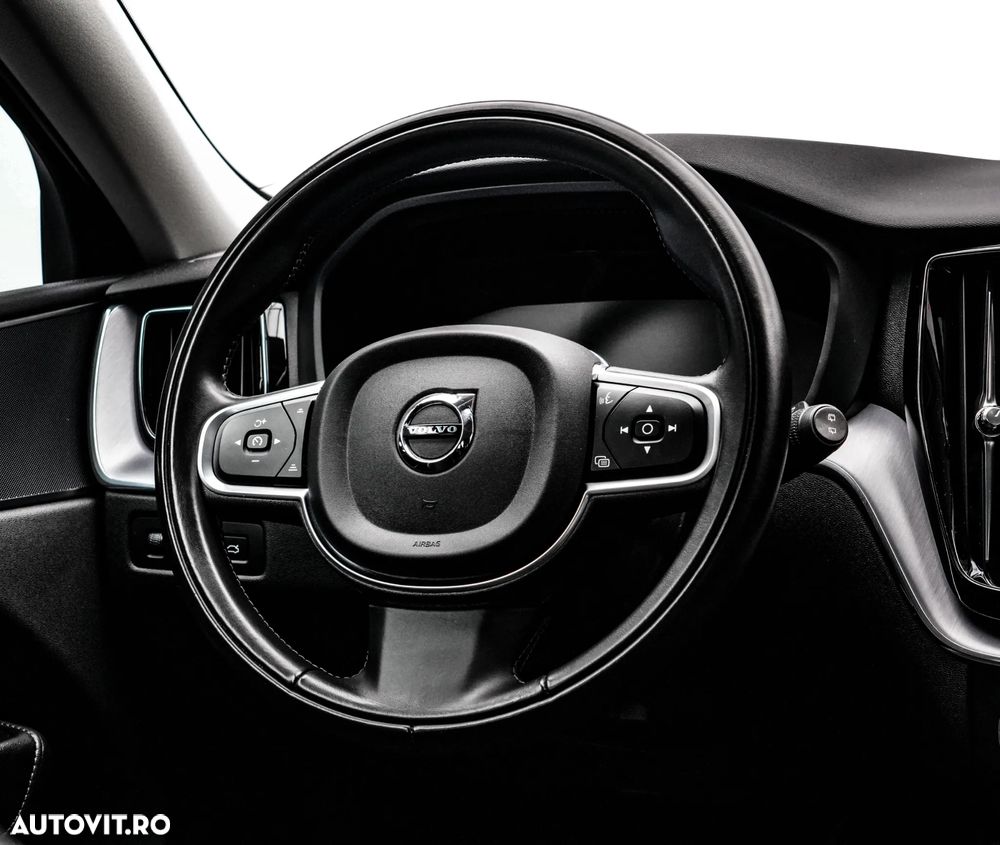 Volvo XC 60 B4 MHEV AT8 AWD Momentum Pro - 17