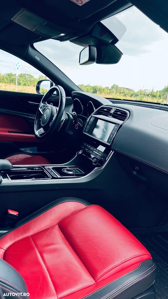 Jaguar XE 2.0 AWD R-Sport - 7