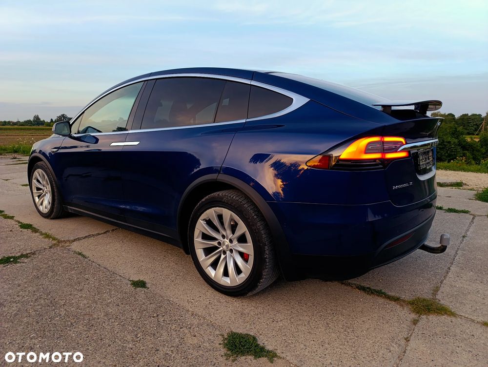 Tesla Model X - 16