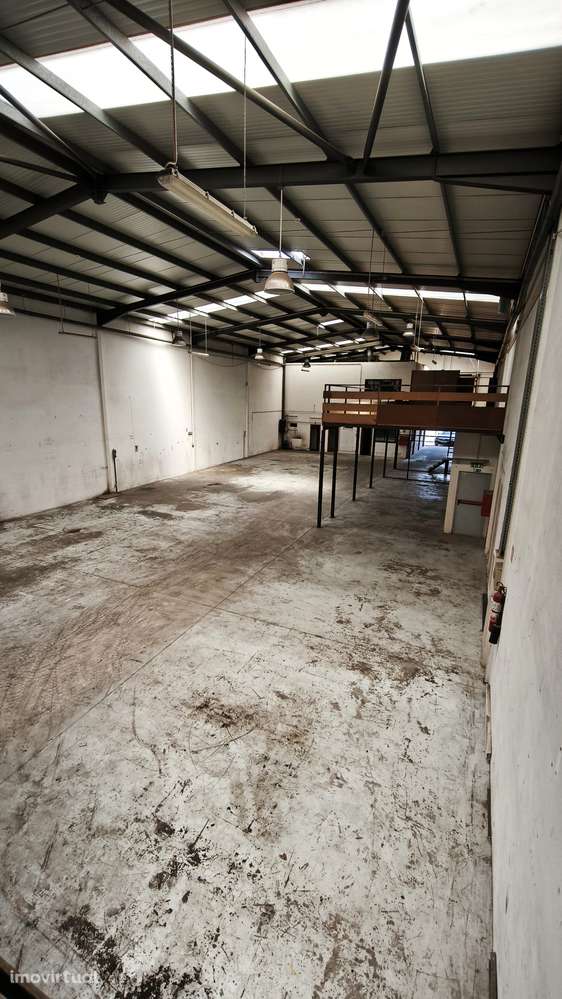 Armazém industrial, com uma área de 750m2, localizado na Z.I. Canelas. - Grande imagem: 5/14