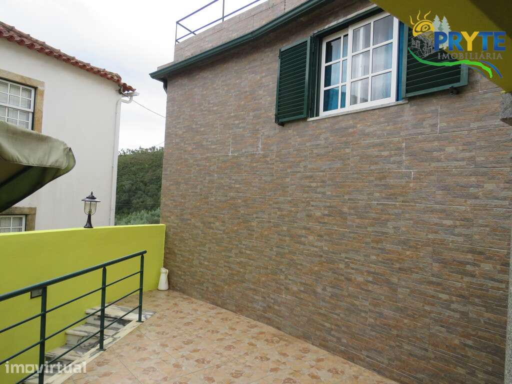 Moradia de tipologia T4 composta por três pisos situada em Alvares - Grande imagem: 5/31