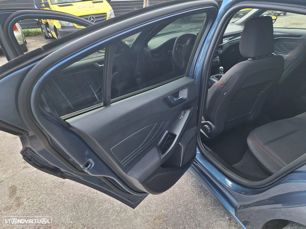 Ford Focus 1.0 EcoBoost MHEV ST-Line - 11