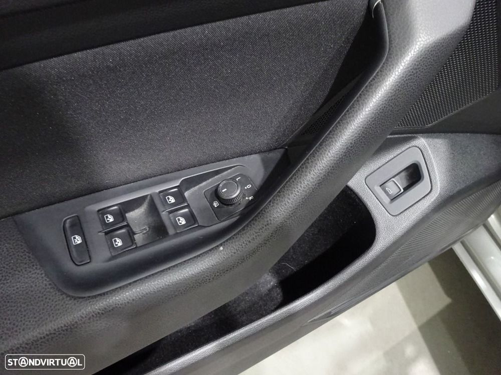 VW Passat 1.6 TDI Confortline - 9