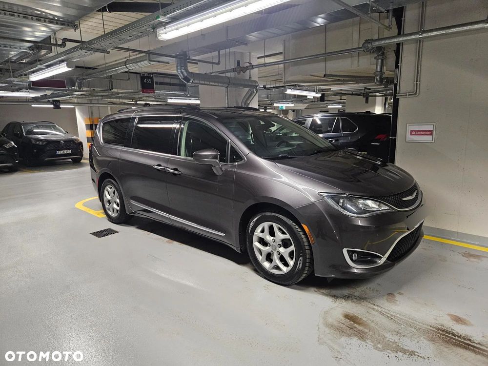 Chrysler Pacifica - 16