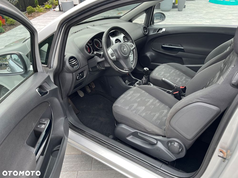 Opel Corsa 1.4 16V Cosmo - 8