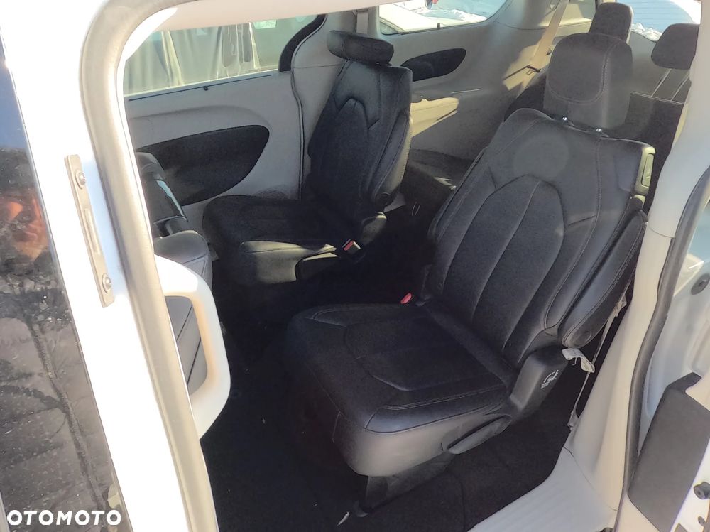 Chrysler Pacifica - 15