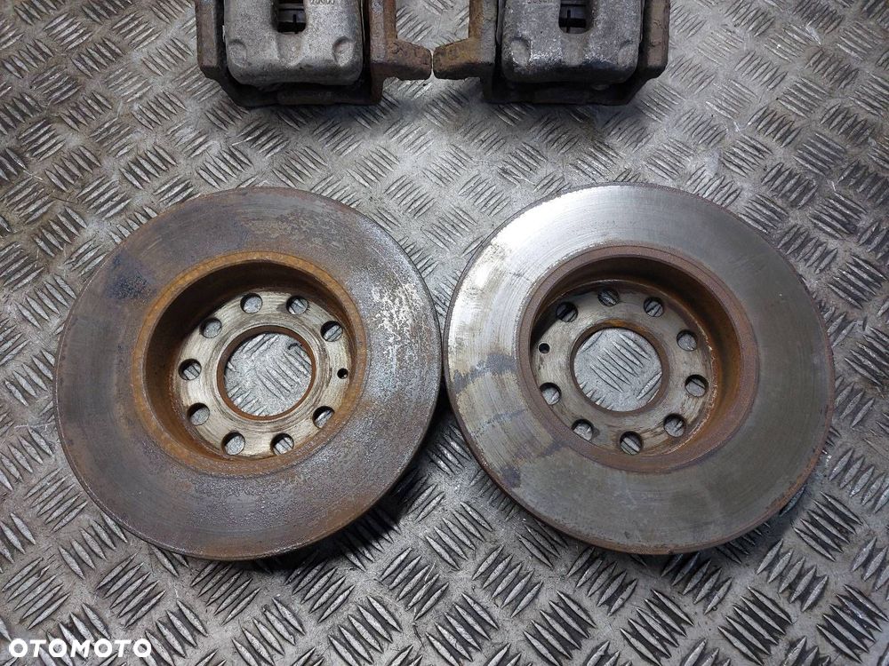 TARCZE HAMULCOWE TYŁ + KLOCKI + ZACISKI VOLKSWAGEN JETTA V - 2