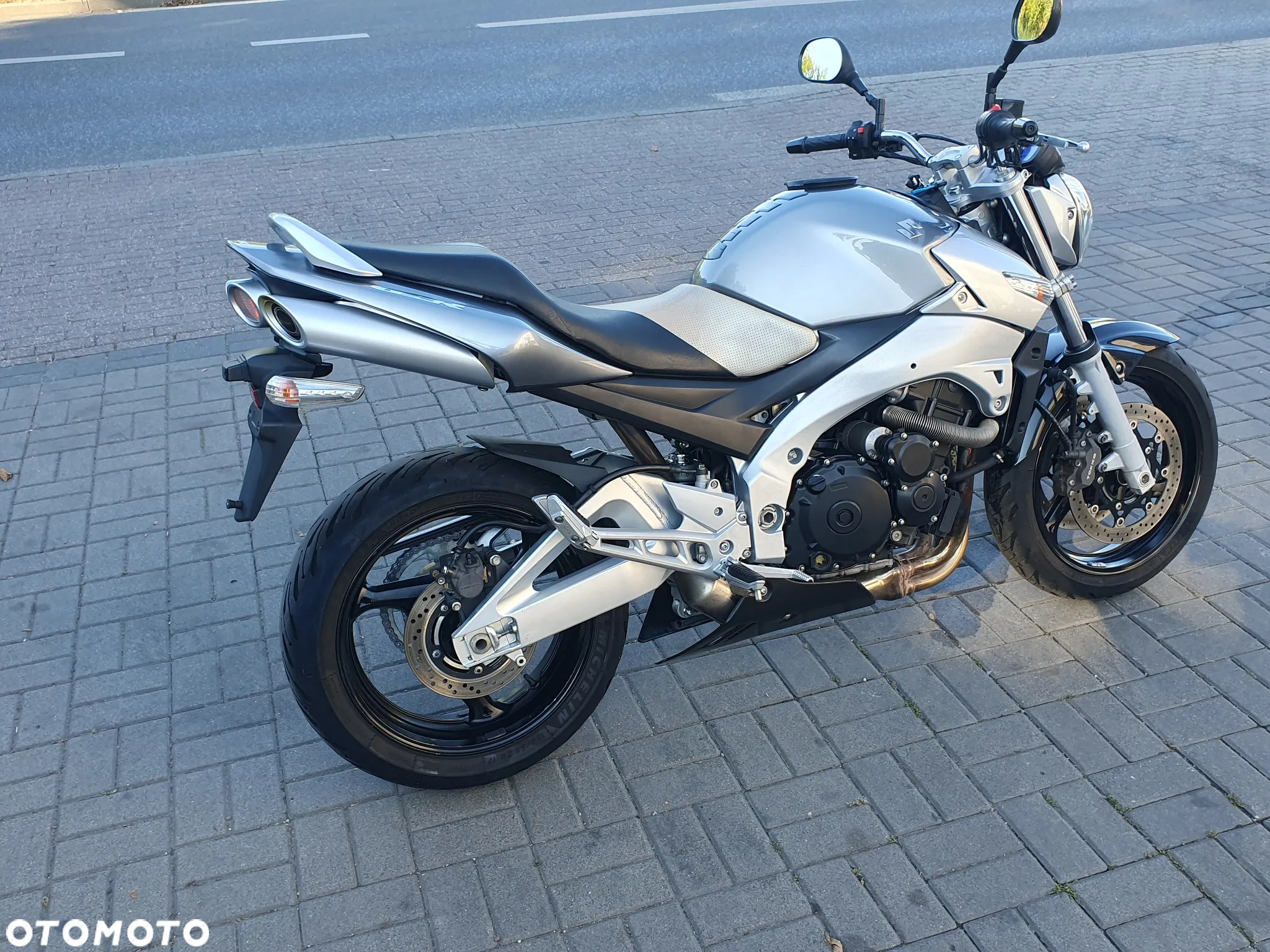 Suzuki GSR - 20