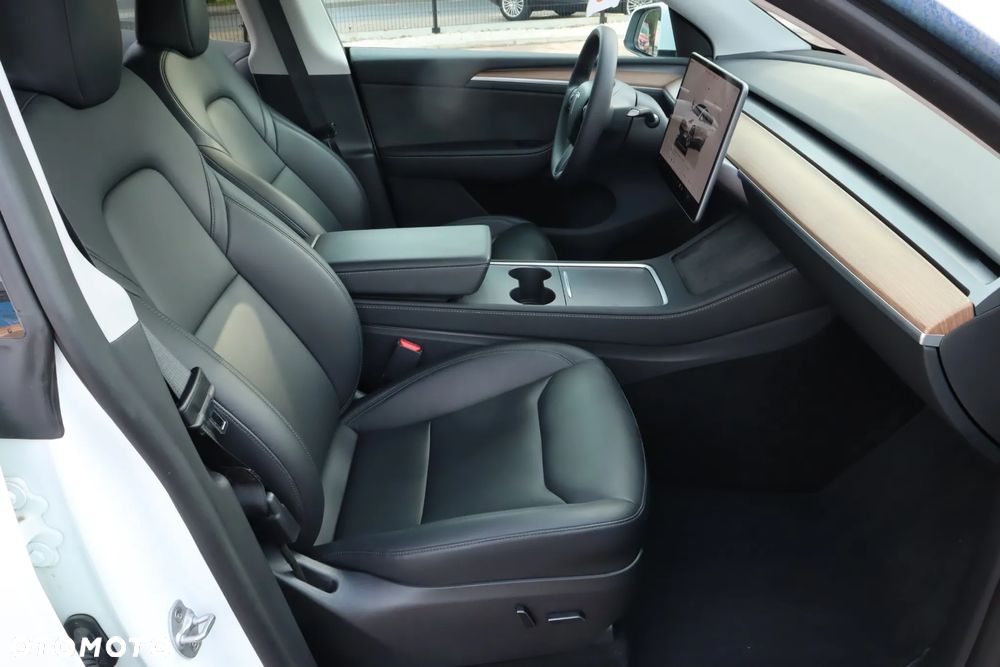 Tesla Y Long Range AWD - 14