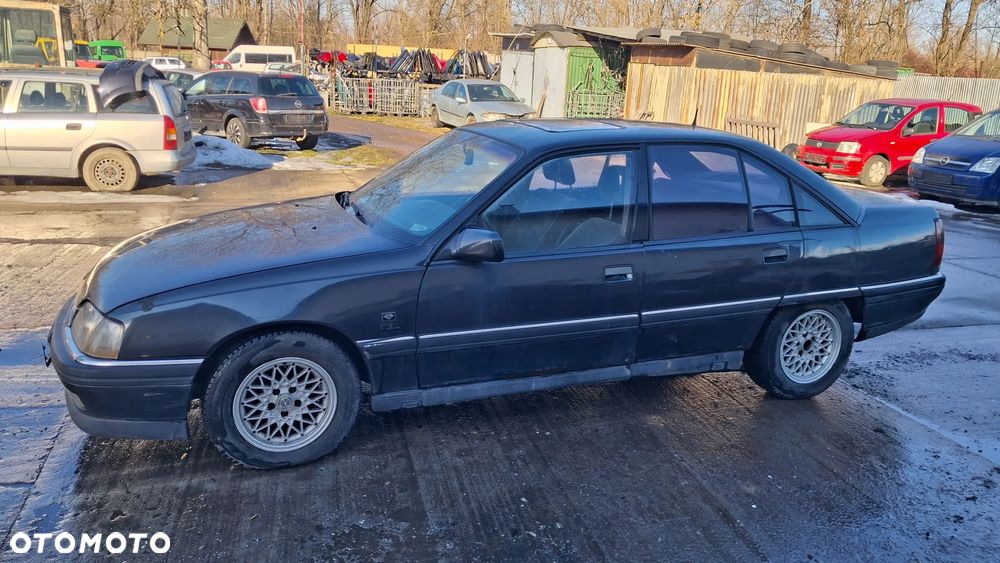 Na części Opel Omega A 2.6 12v DUAL RAM silnik C26NE skrzynia Maska Zderzak Drzwi Klapa Szyba Fotel Kanapa Lusterko Lampa Przód Tył Zestaw Komplet Błotnik Grill Atrapa Pas Boczki Kokpit Deska Rozdzielcza  Przełącznik Włącznik Sterownik Przewody Wiązka Instalacja Moduł Komputer Czujnik Listwa Pompa Alternator Wtryski Głowica Rozrusznik Kompresor Sprzęgło Dwumas  ABS Klimatyzacji Paliwa Wspomagania Kolektor Turbina Przepustnica Zawór Chłodnica Koło Hak Belka Sanki Zawieszenie Mcpherson Półoś Amortyzator Wydech Tłumik Zacisk Most - 9