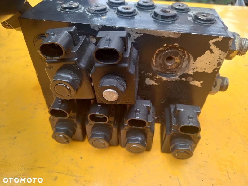 Blok zaworowy Powershift rozdzielacz cewka McCormick XTX200 - 2