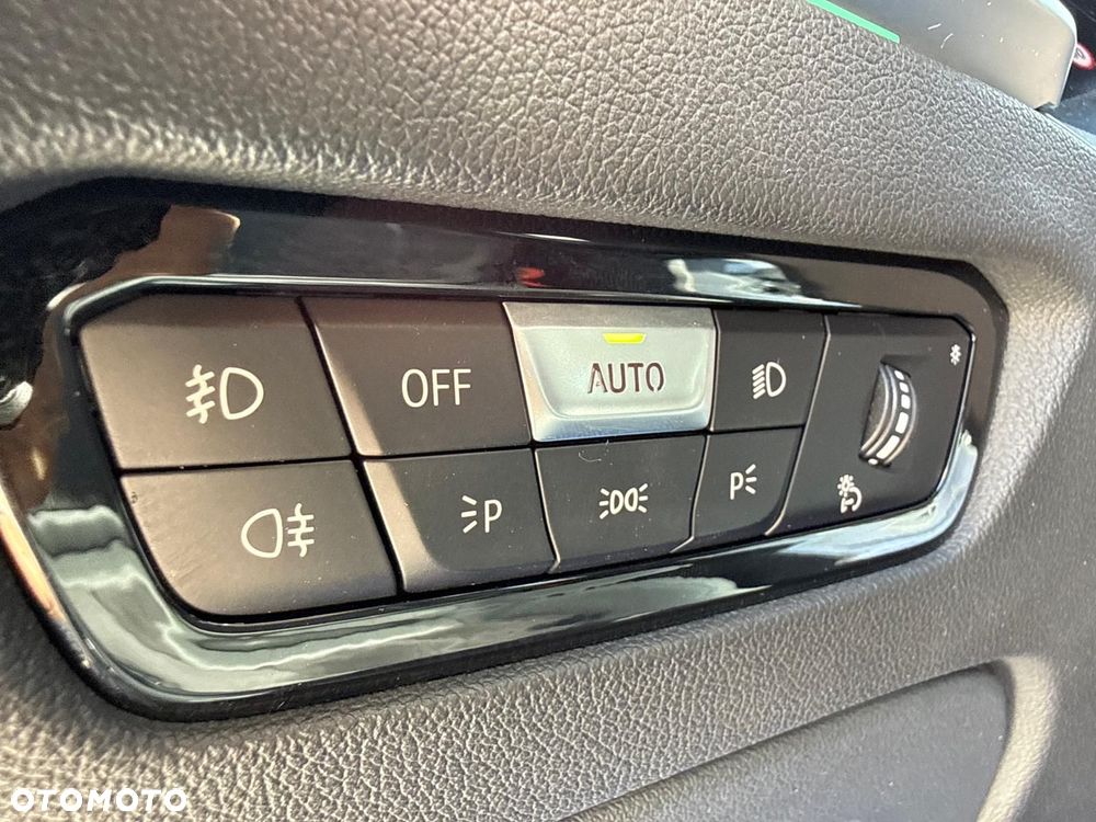 BMW Seria 3 330e M Sport sport - 23