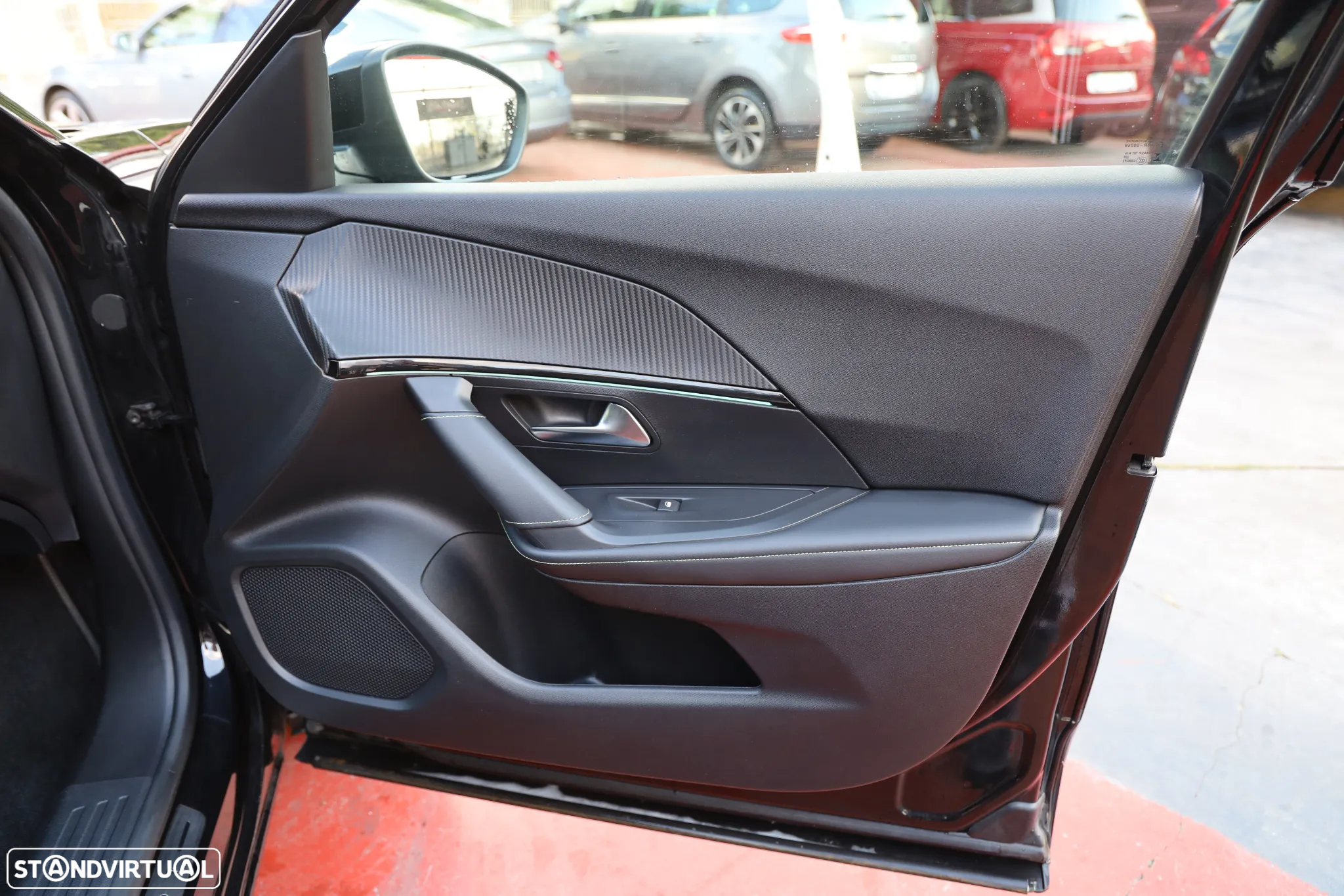 Peugeot e-2008 50 kWh GT - 11