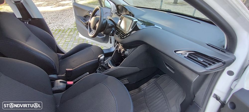Peugeot 208 1.2 PureTech Signature - 18