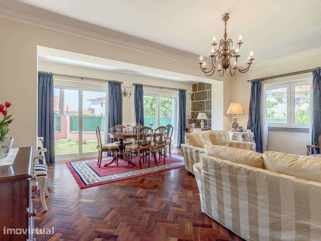 Moradia T8 isolada, com jardim e piscina no centro da Parede - Grande imagem: 4/47