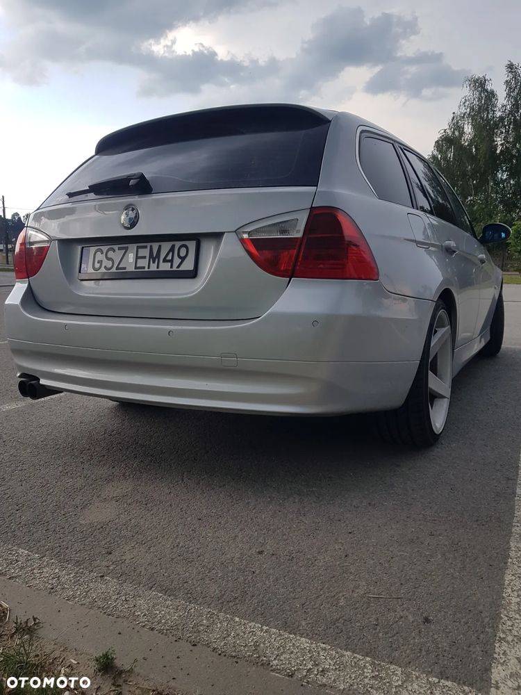 BMW Seria 3 330xi Touring - 4