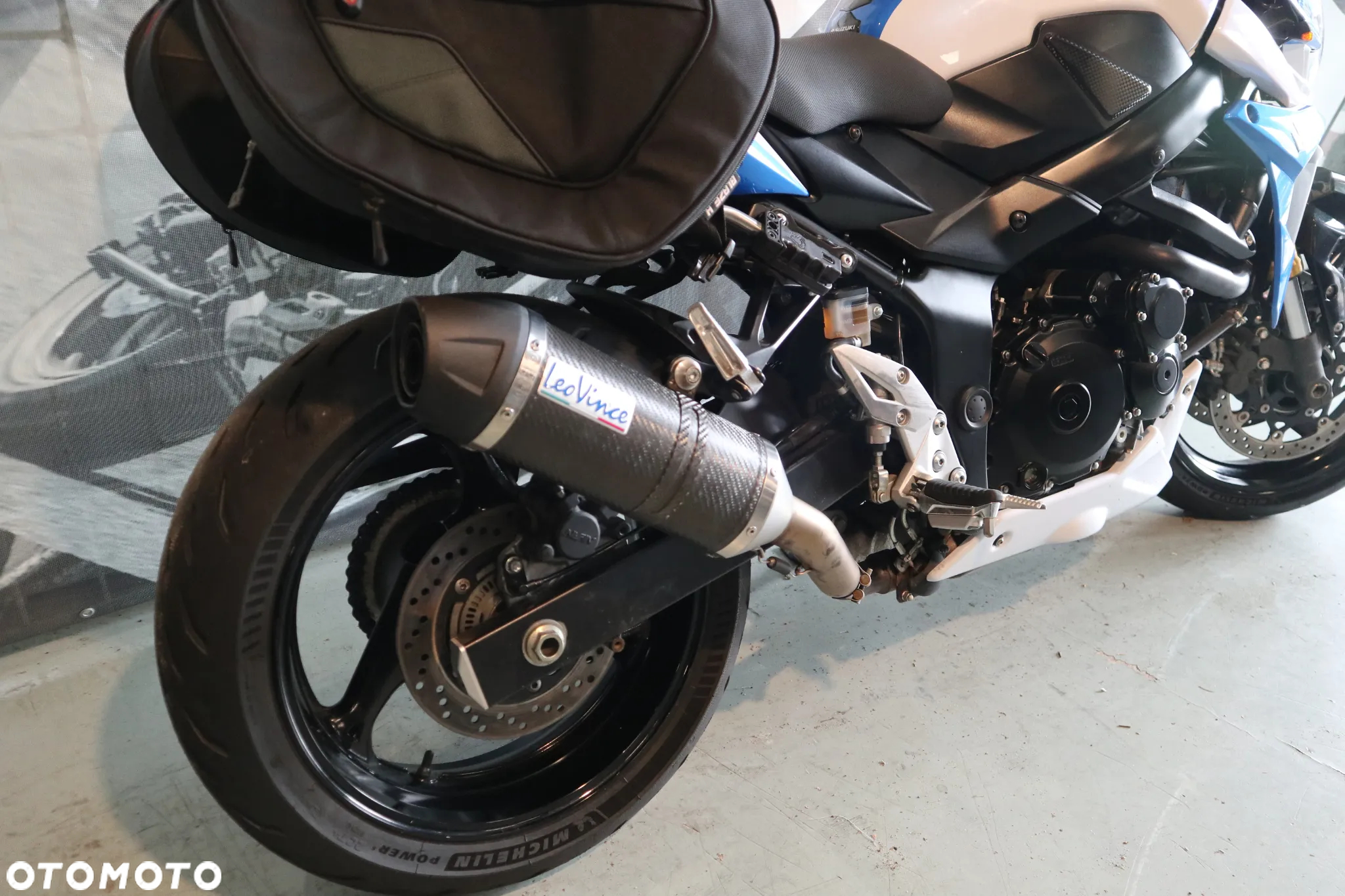 Suzuki GSR - 16
