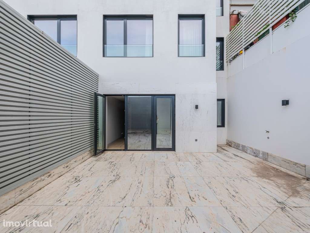 Apartamento Duplex T2 com jardim privado e 2 estacionamentos nas Av... - Grande imagem: 2/50