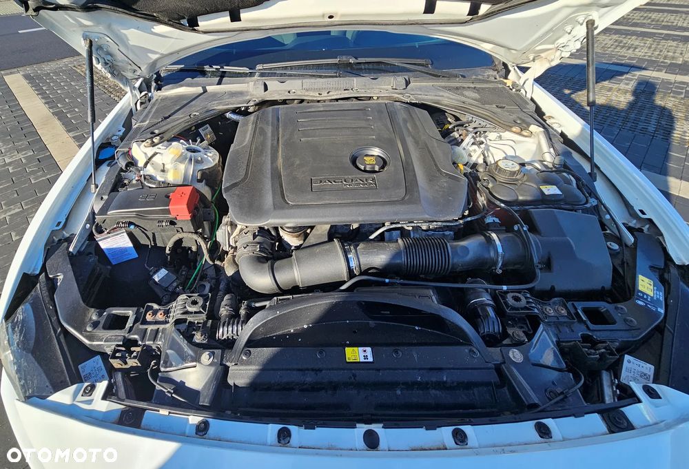 Jaguar XE 2.0 D Prestige - 7