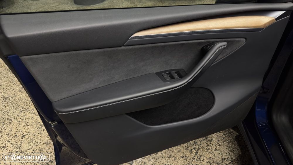 Tesla Model Y Performance Dual Motor AWD - 19