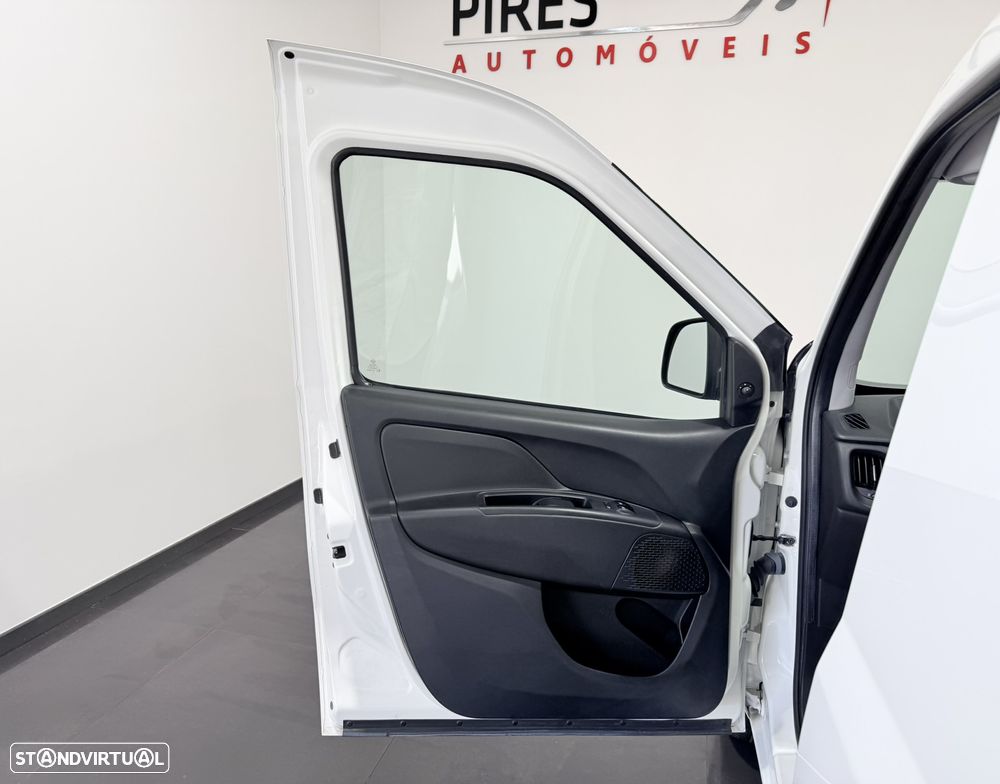 Fiat DOBLO CARGO 1.3 M-JET 95 CV - 3 LUGARES - IVA DEDUTIVÉL - 21