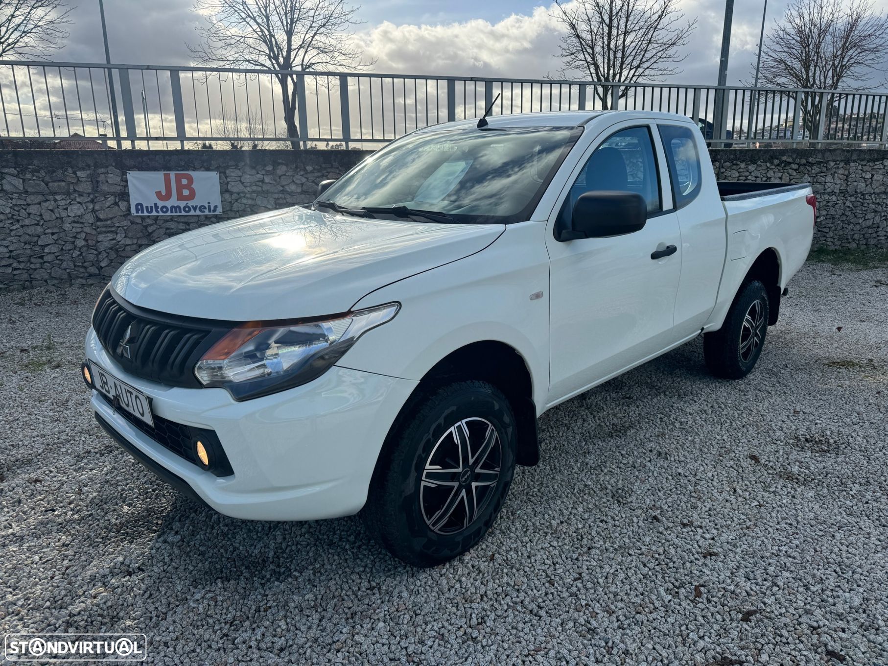 Mitsubishi L200 2.4 DI-D Club Invite 4WD - 1