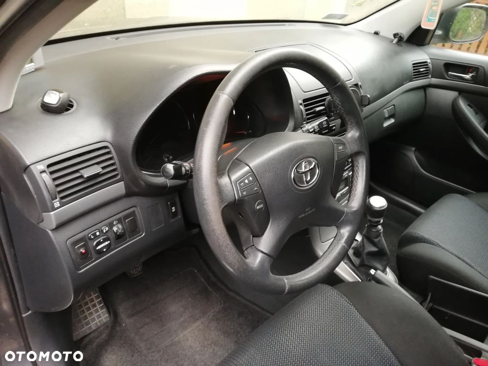 Toyota Avensis - 10