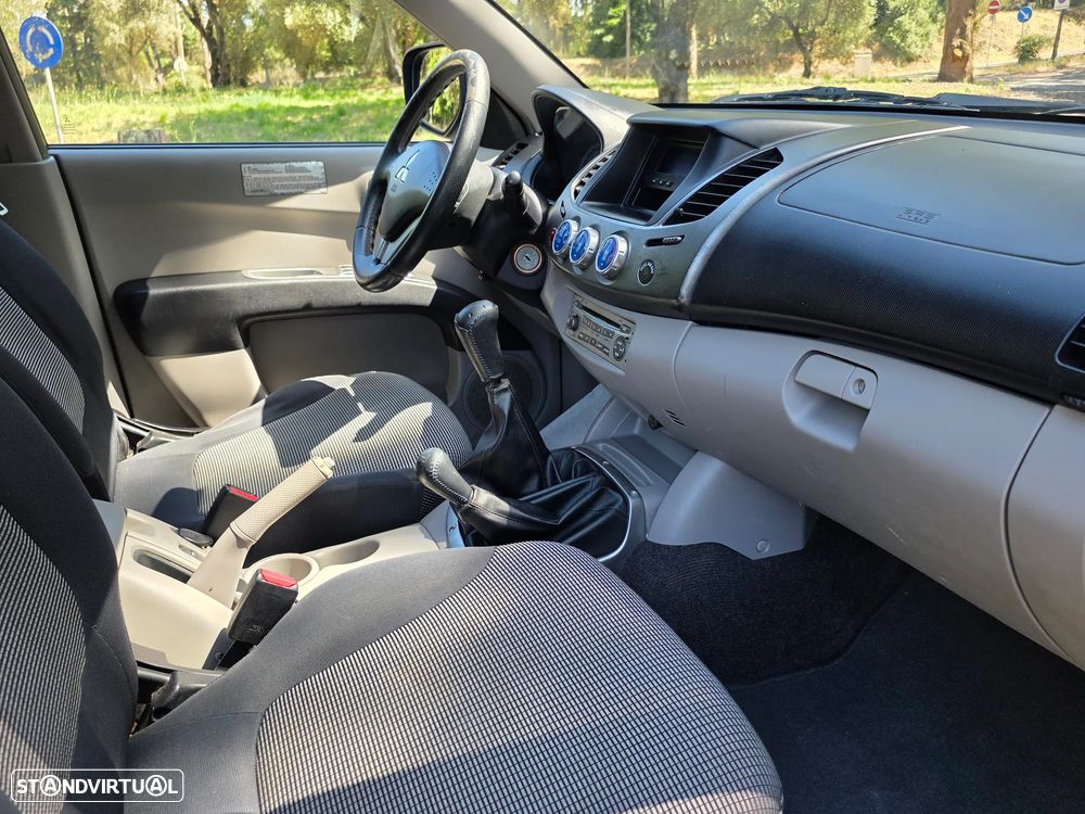 Mitsubishi L200 2.5 DI-D CD Invite AC+ABS - 10