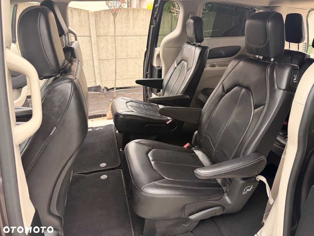 Chrysler Pacifica - 17