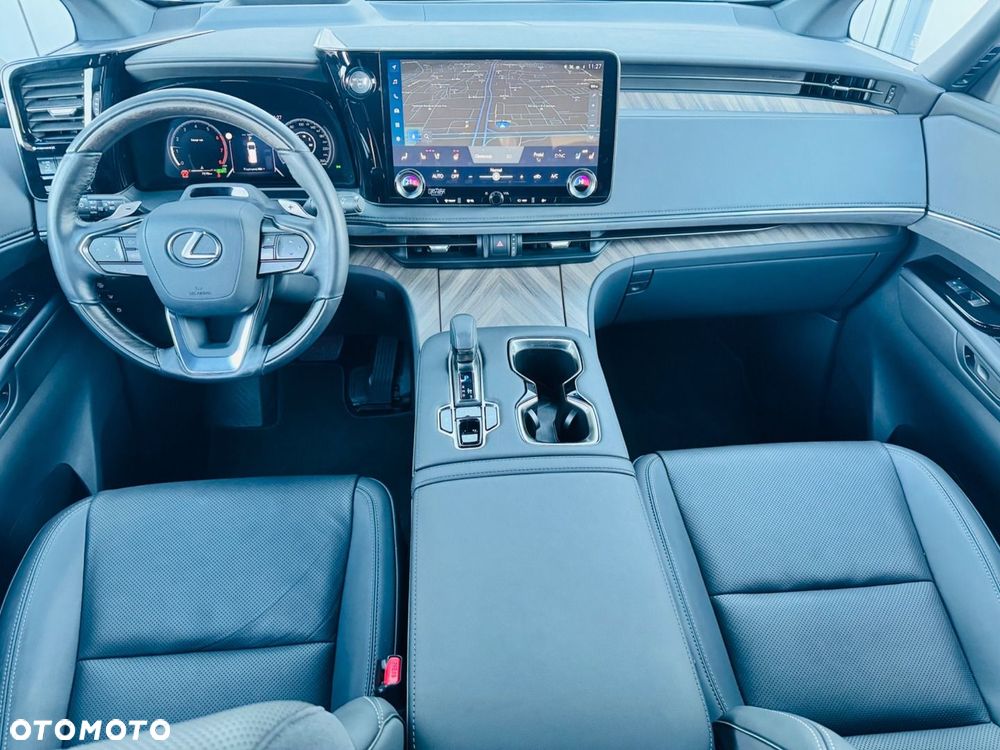 Lexus LM - 11