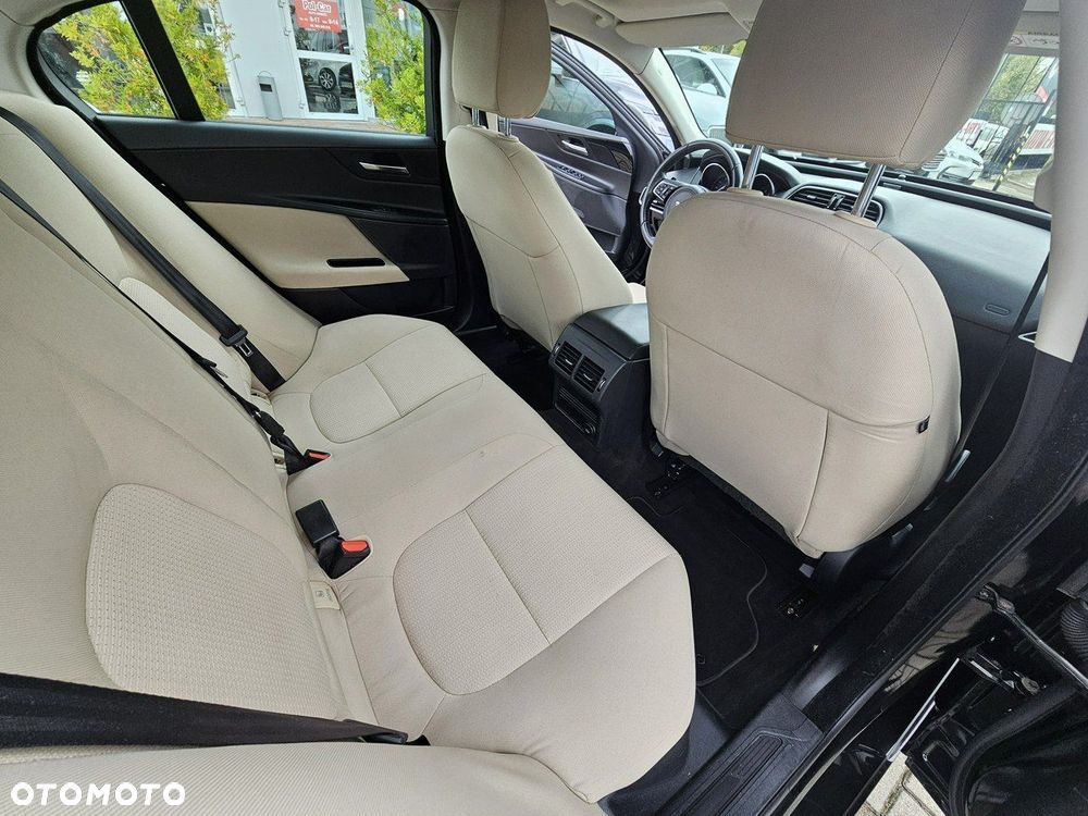 Jaguar XE 2.0 D AWD Portfolio - 28