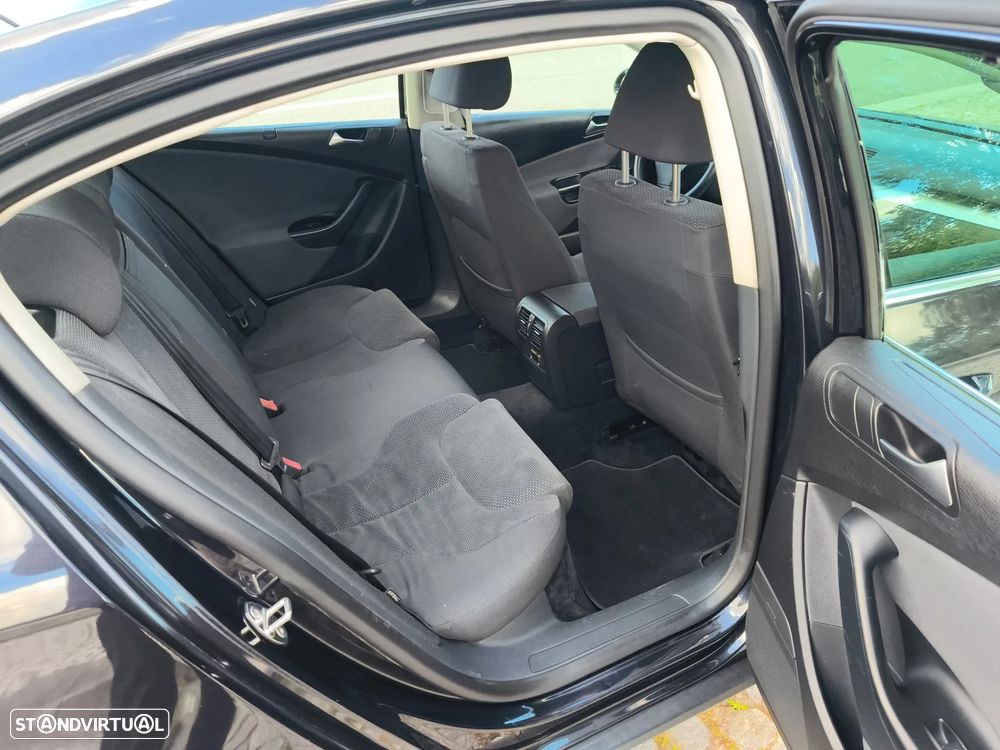 VW Passat 2.0 TDI Trendline BlueMotion - 14